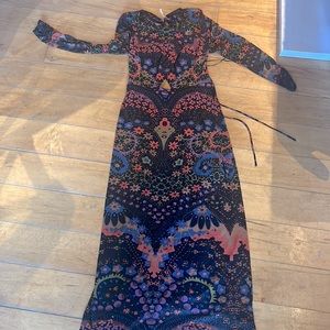 Beautiful vintage dress. Feels wonderful. Open in back with tye. Just doesn’t fi